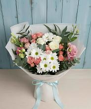 Букет нежный в Коченёво Букет цветов из: Розы, Лизиантусы и Хризантемы в Коченёво