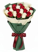 Микс из красных и белых роз в Коченёво Букет Микс из красных и белых роз в Коченёво