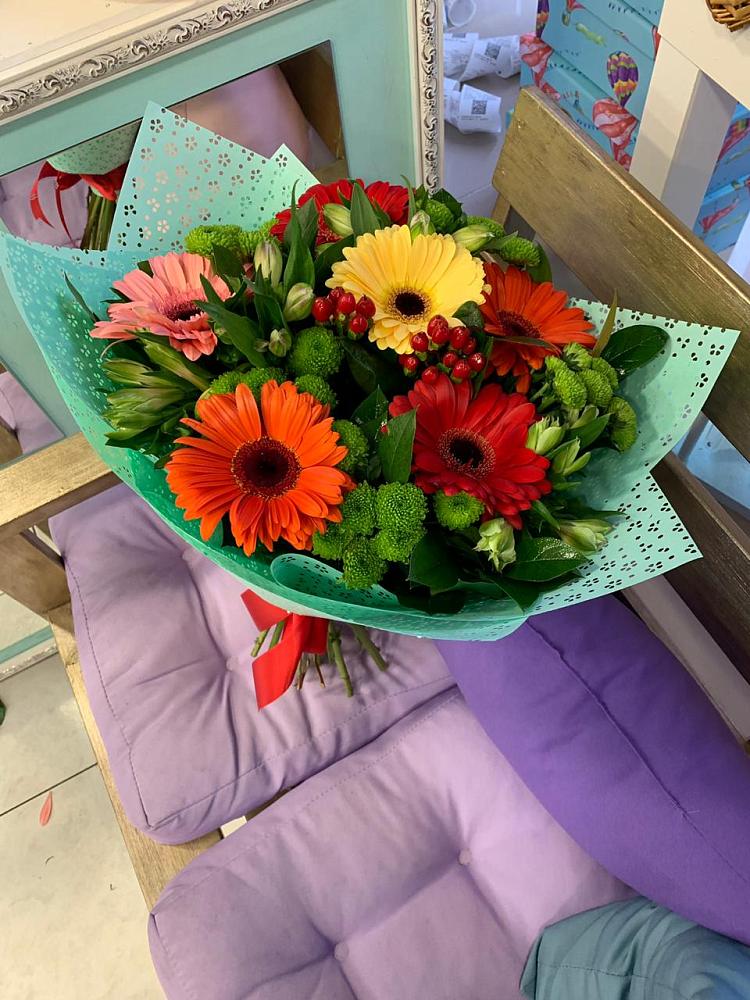 Букет цветочная поляна в Коченёво Букет цветов из: Герберы, Хризантемы и Альстромерии в Коченёво